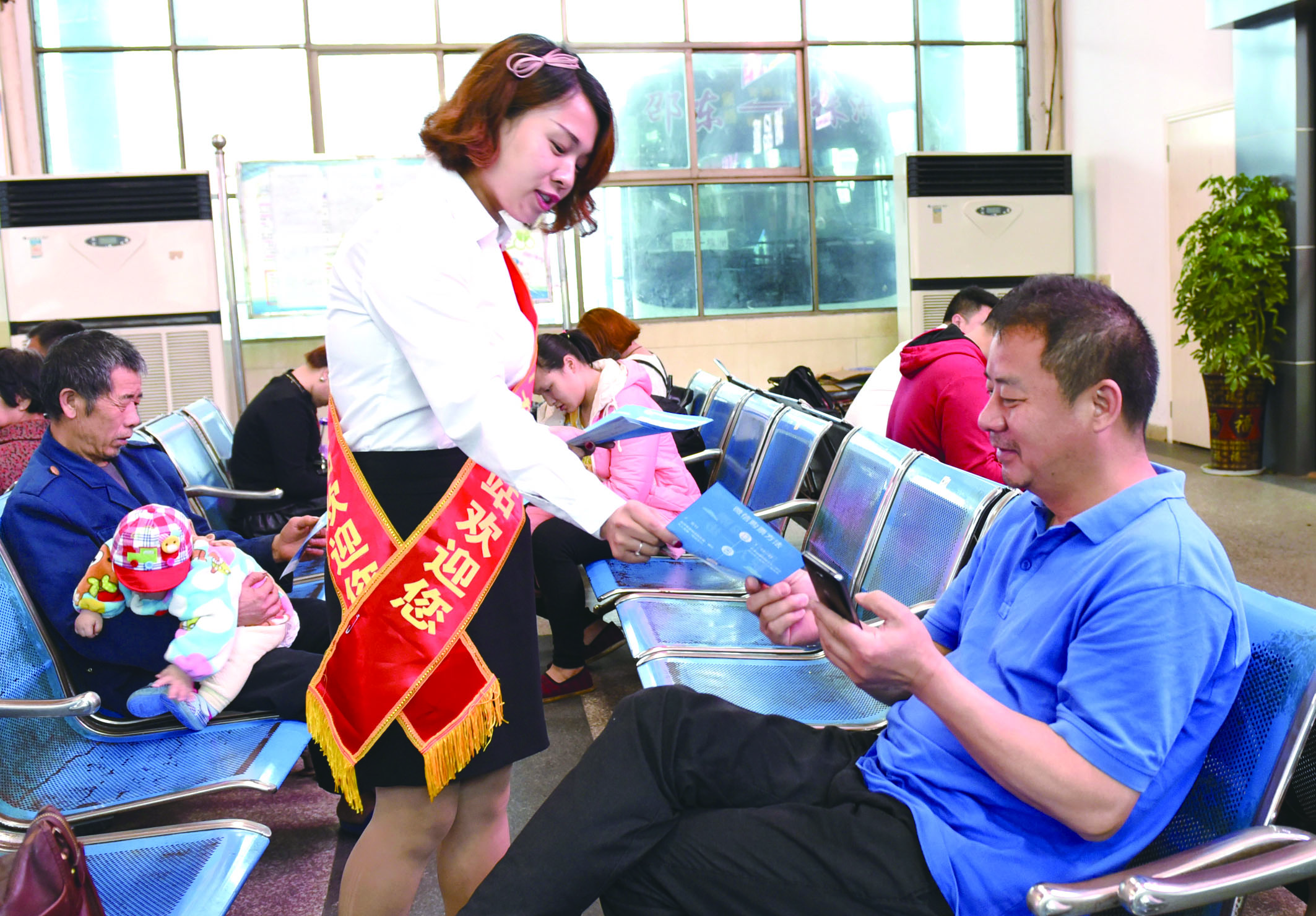 4月21日，邵東汽車西站工作人員在向旅客推介互聯(lián)網(wǎng)+站+車+客平臺的推廣應用與購票實名制宣傳。
