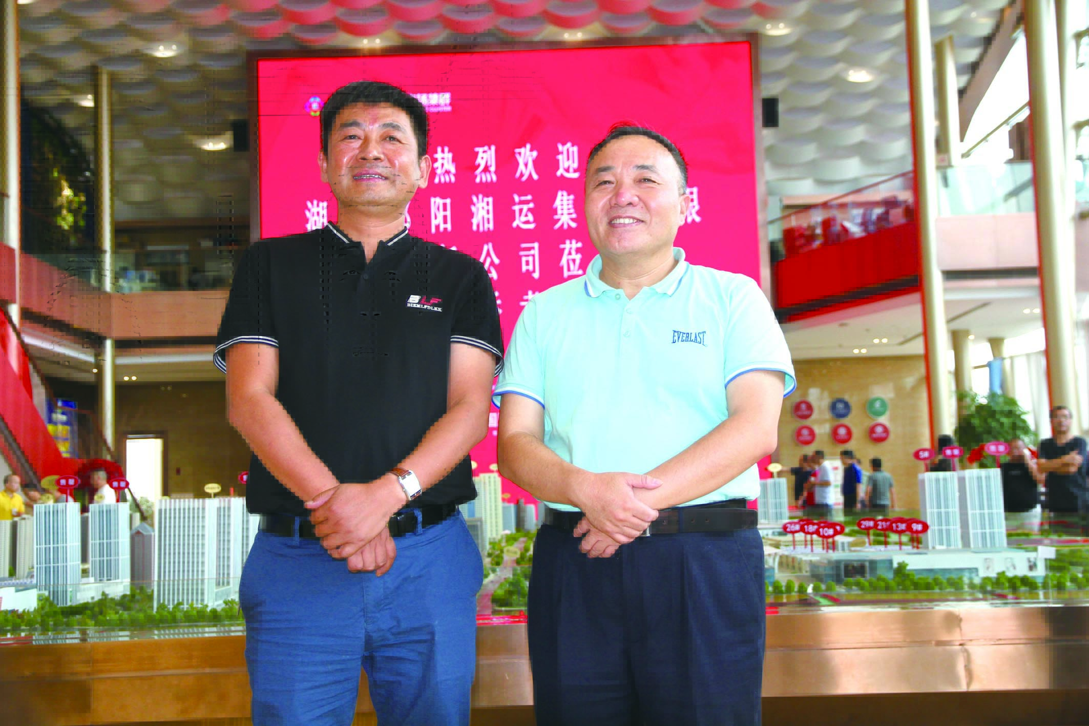 傅勝龍董事長(zhǎng)（右）在長(zhǎng)沙會(huì)見王宏波董事長(zhǎng)（左）。