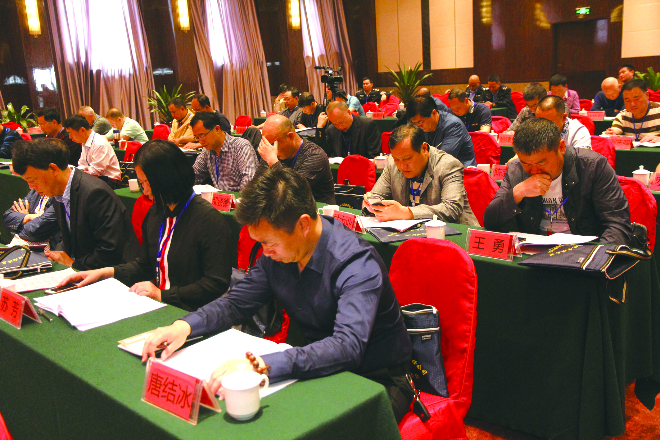 圖為第一屆五次股東代表在認真聽取工作報告。