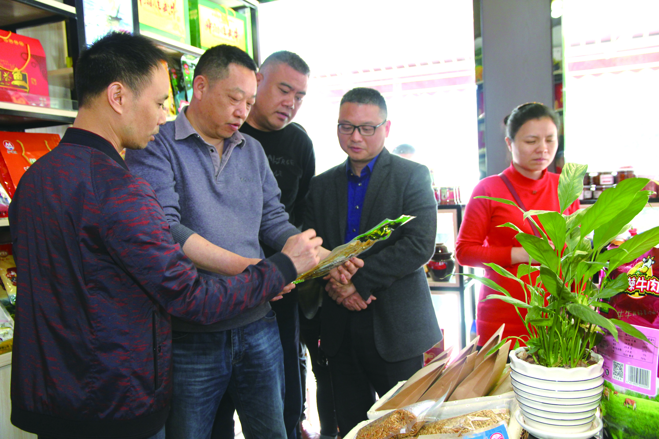 集團公司董事、副總經(jīng)理何偉紅帶領骨干學員在郴汽集團考察“郴味特產(chǎn)”