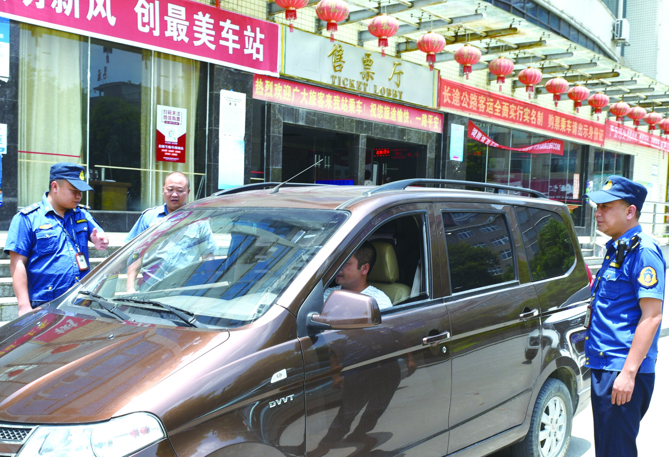 7月10日，洞口縣黃橋鎮(zhèn)副鎮(zhèn)長謝揚(yáng)標(biāo)（右）在黃橋汽車站檢查營運(yùn)客車安全檢查情況。近段時(shí)間以來，黃橋汽車站全面排查交通安全等方面存在的安全隱患，并及時(shí)予以整改到位，做到防患于未然，確保安全生產(chǎn)工作萬無一失。據(jù)了解，今年上半年已消除交通安全隱患10余起。  李祖冠    攝影報(bào)道 