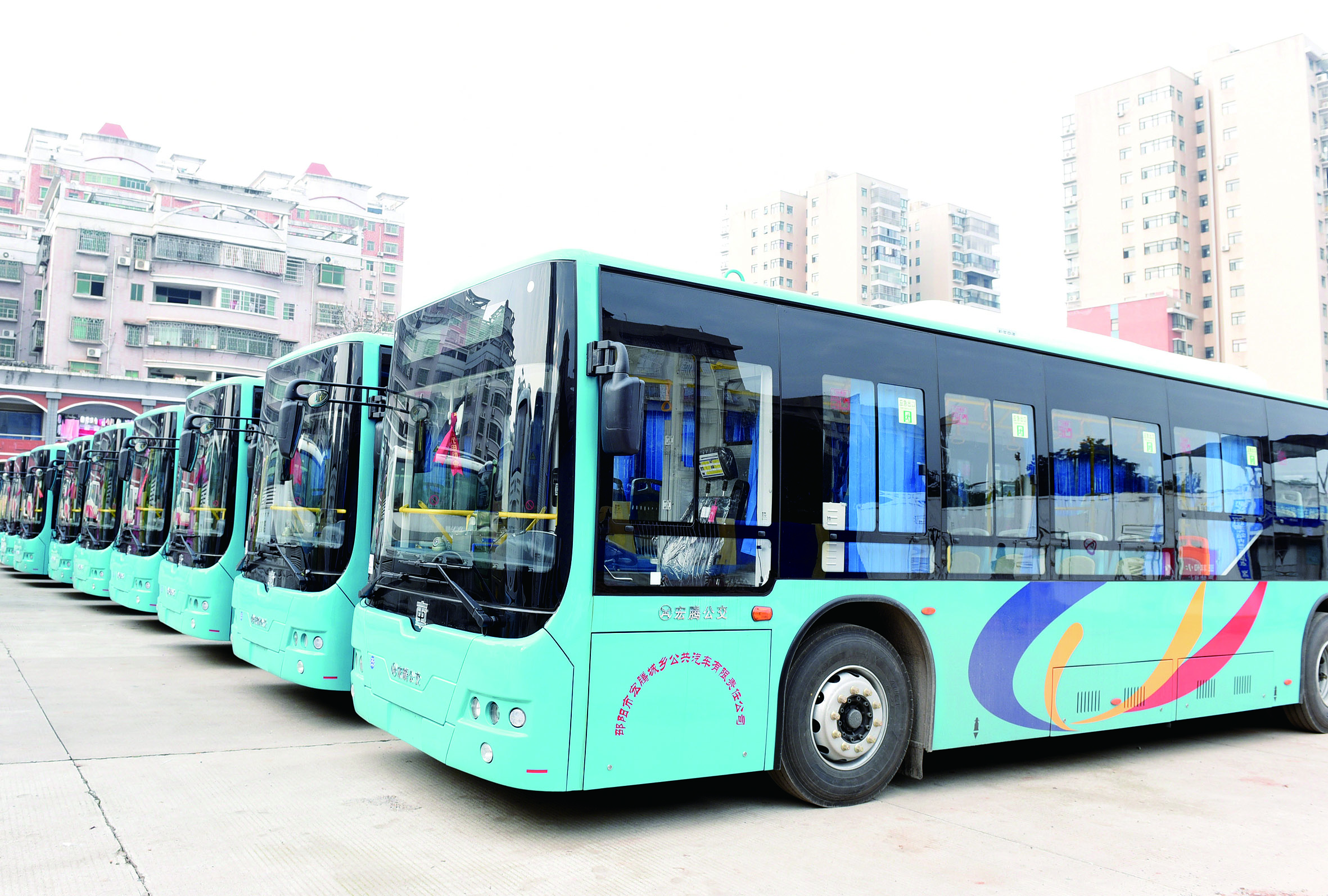 2月26日，筆者在宏騰城鄉(xiāng)公共汽車公司偌大的停車坪見到，其30輛公交車輛成一字型排列整裝待發(fā)。