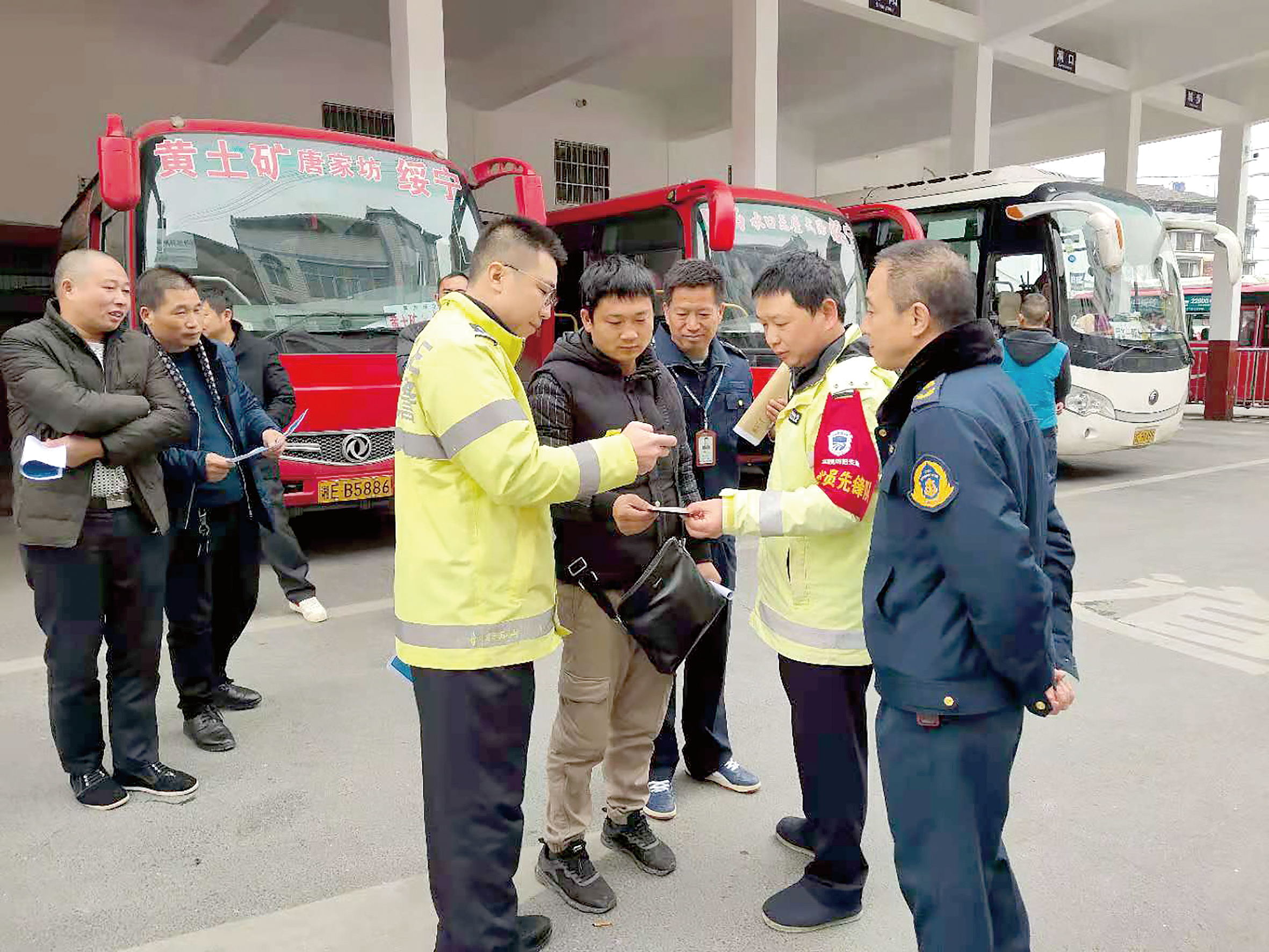 12月2日是全國交通安全日。當(dāng)天上午10時(shí)，綏寧分公司汽車總站舉行“知危險(xiǎn)會(huì)避險(xiǎn)、安全文明出行——關(guān)注農(nóng)村交通安全、暢行美麗鄉(xiāng)村”122交通安全日主題宣傳活動(dòng)。 ? 此活動(dòng)用生動(dòng)的事例教育廣大從業(yè)人員樹立美麗鄉(xiāng)村安全暢行責(zé)任意識(shí)、服務(wù)意識(shí)，進(jìn)一步增強(qiáng)廣大從業(yè)人員安全事故的防范意識(shí)、辨別意識(shí)，緊急避險(xiǎn)應(yīng)急處理方法。 省高速交警綏寧大隊(duì)、綏寧縣運(yùn)管所等負(fù)責(zé)人到活動(dòng)現(xiàn)場進(jìn)行指導(dǎo)。  劉永松